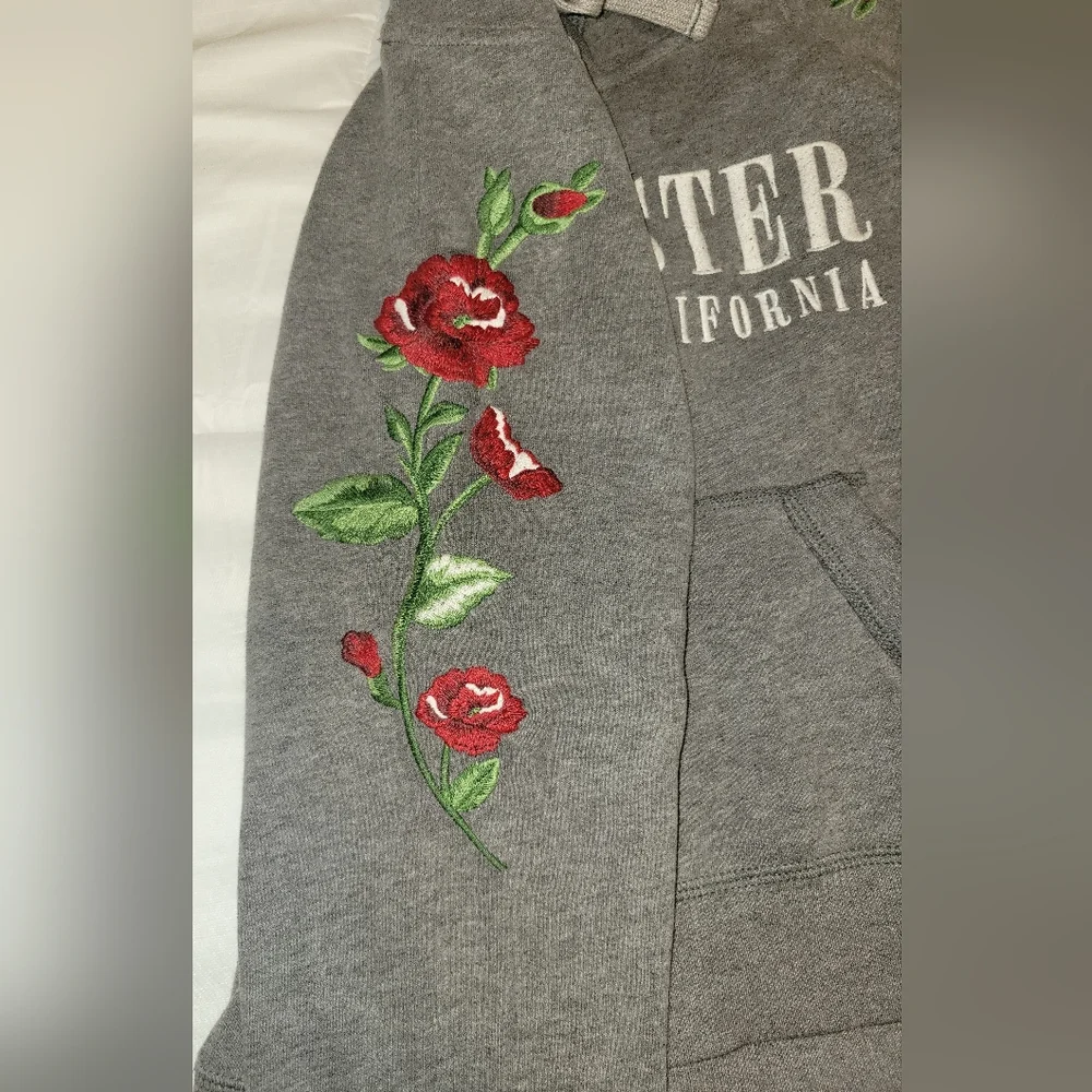 Hollister Southern California Gray1 Cropped Hoodie Embroidered‎ Roses Sz Small
